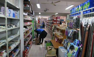 校园小卖铺 承载几代人回忆的角落，为何在塑料制品销售中渐行渐远？